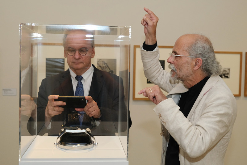 Das Bild zeigt Ministerpräsident Dr. Reiner Haseloff (links) und den Direktor der Feininger-Galerie, Michael Freitag.