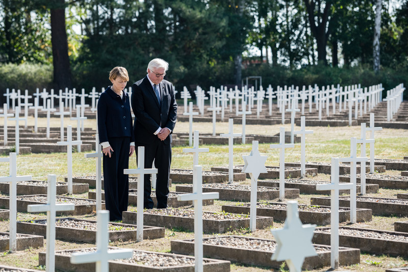 Bundespräsident Frank-Walter Steinmeier in der Gedenkstätte Feldscheune Isenschnibbe Gardelegen 